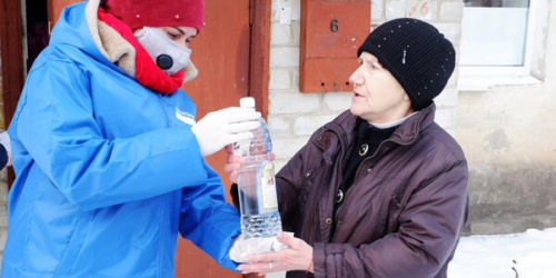 В ПОНОМАРЕВСКОМ РАЙОНЕ ОДИНОКИМ ПЕНСИОНЕРАМ РАЗВЕЗЛИ СВЯТУЮ ВОДУ